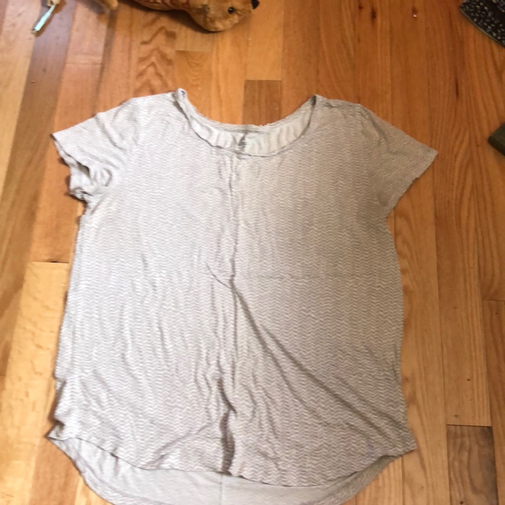 Gap tshirt size small, gray pattern